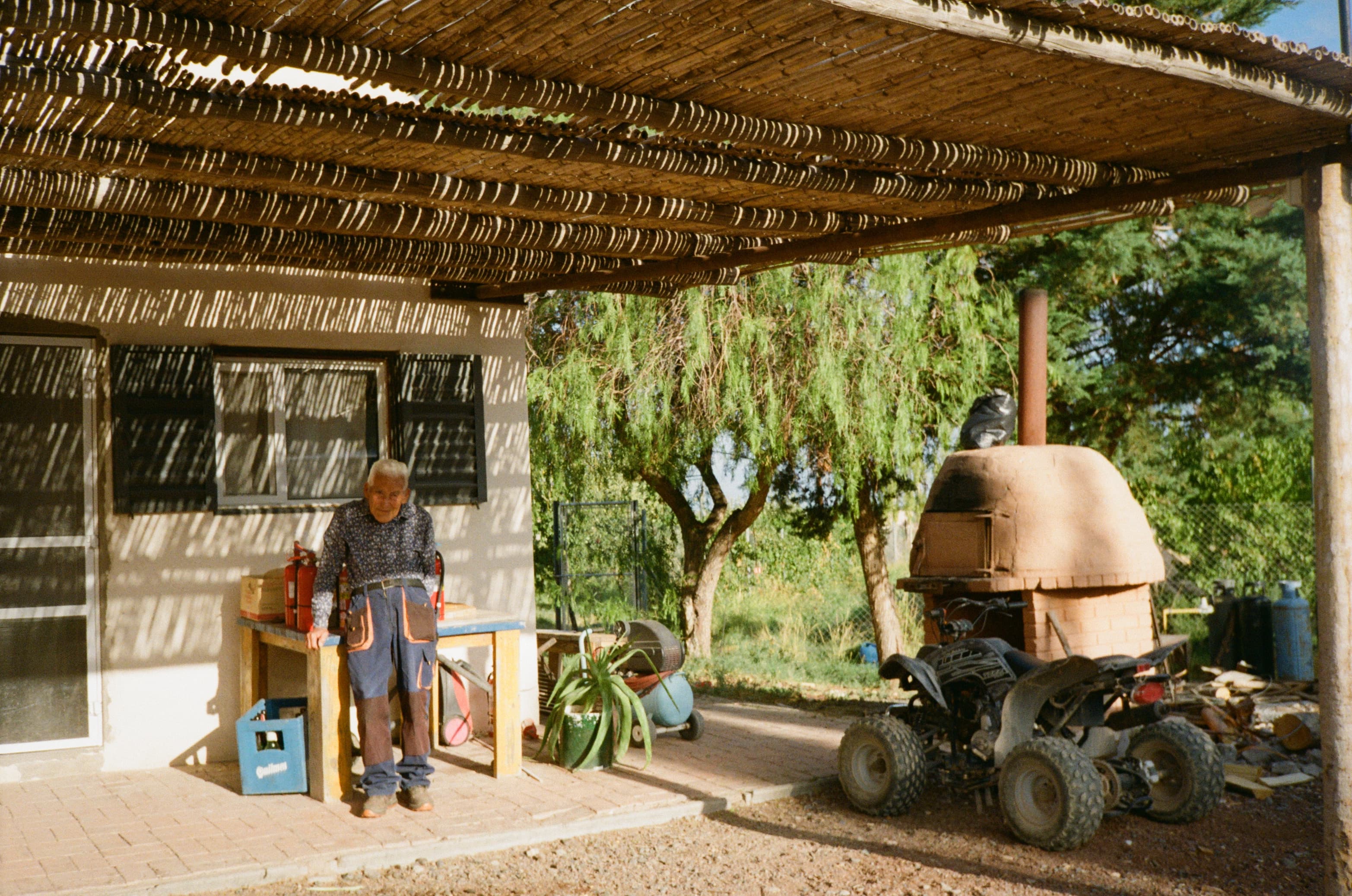 El horno de barro y la galería de caña, al final de la tarde.